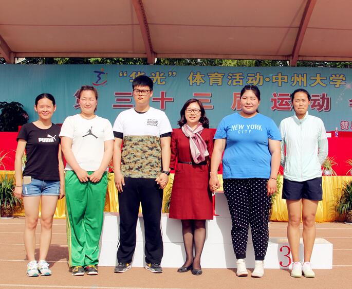 毛校长和破纪录同学们合影 MACAO·yl6776永利