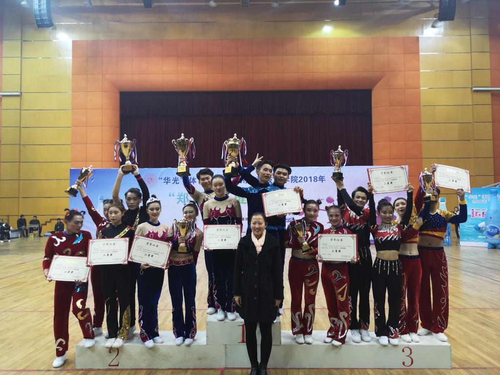 校团委书记孙江虹同志为获得健美操规定动作获奖代表队颁奖 MACAO·yl6776永利