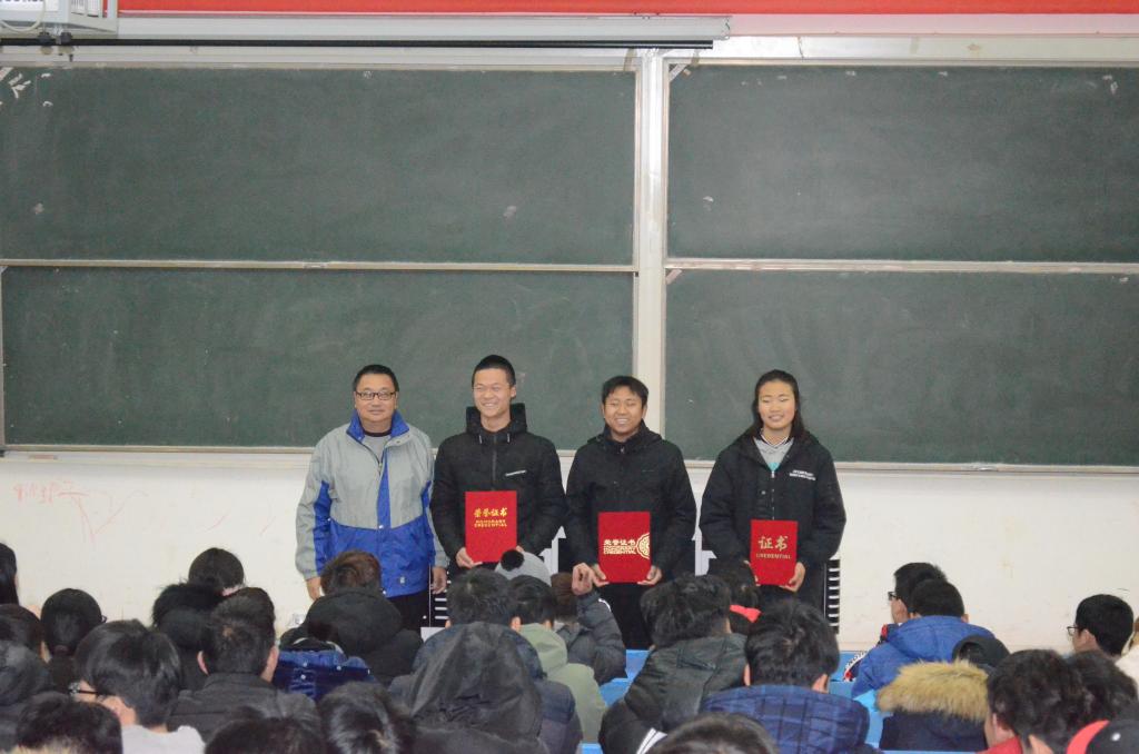 冯明新院长为拔河获奖集体颁奖 MACAO·yl6776永利