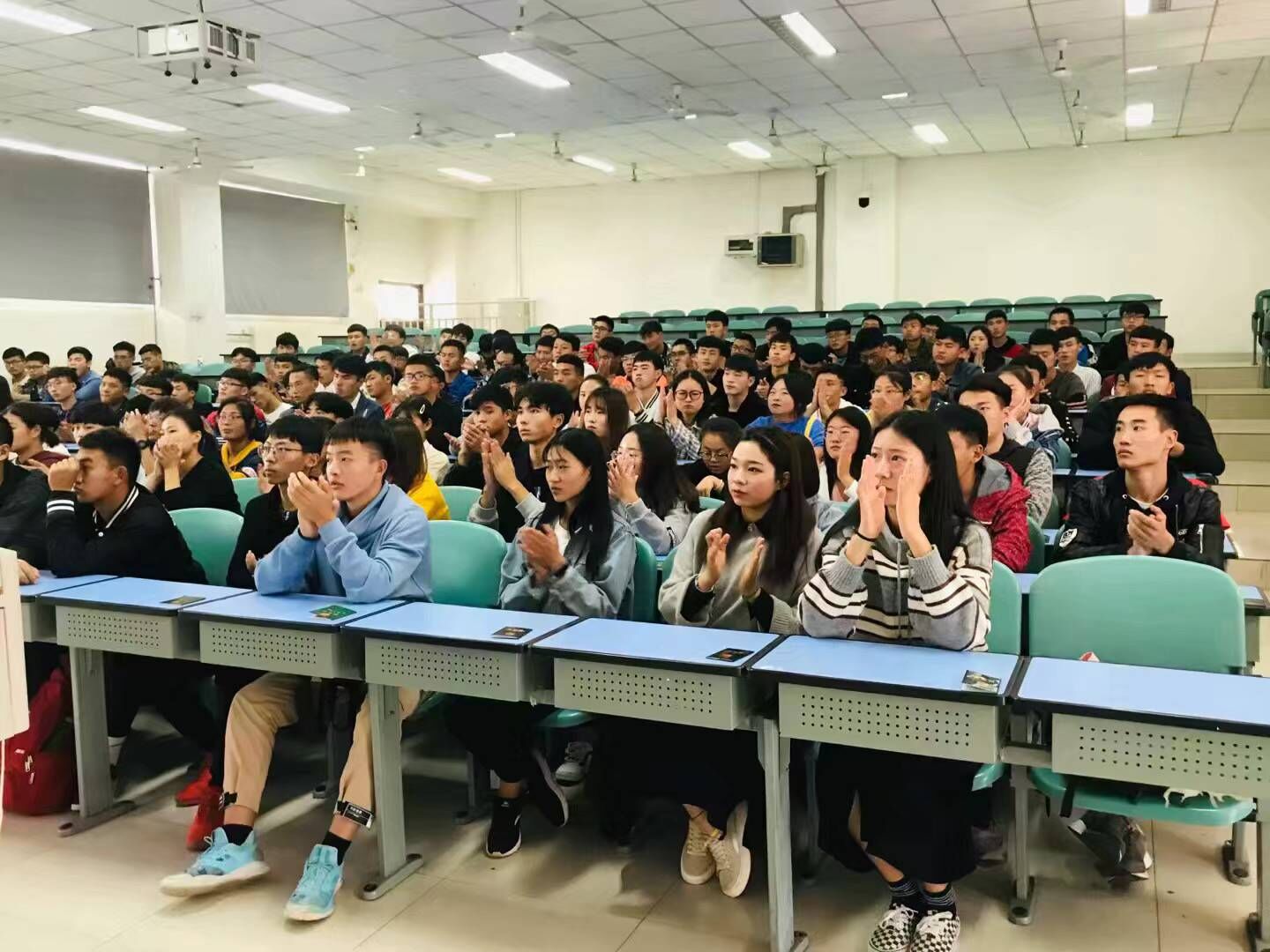 2018级新同学认真聆听入学教育 MACAO·yl6776永利