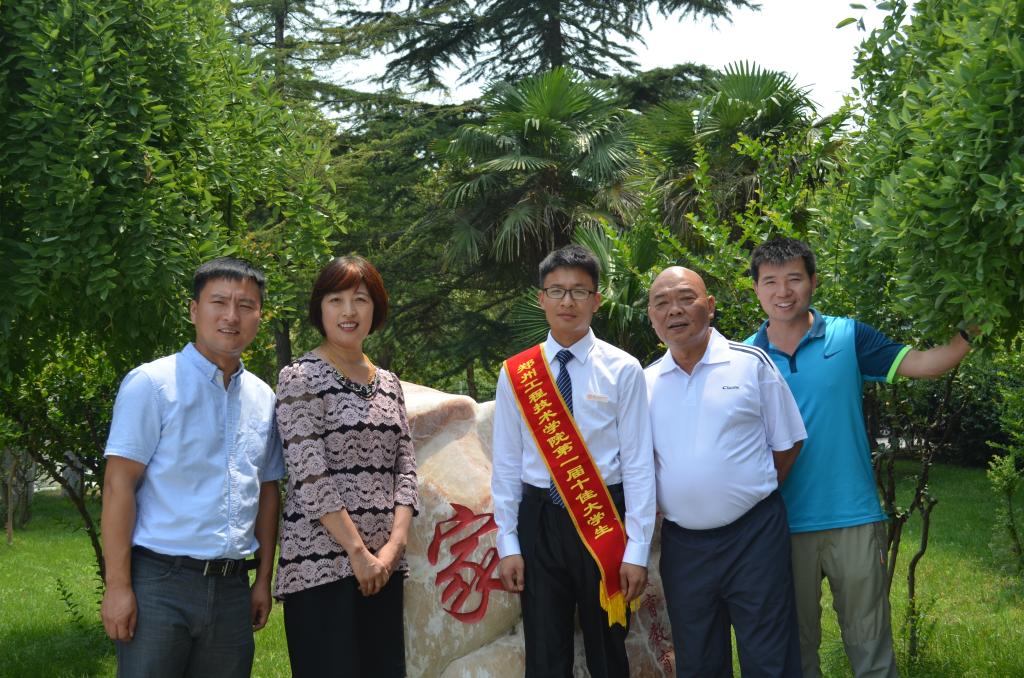 学院领导、老师与万振合影 MACAO·yl6776永利