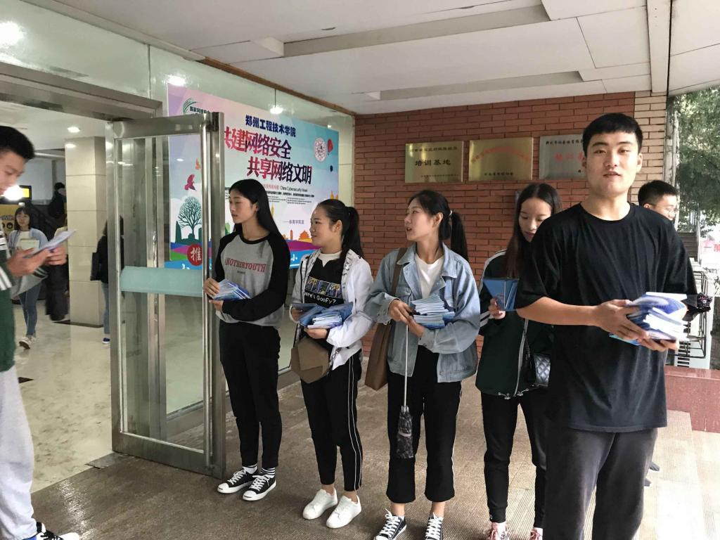 志愿者发放宣传手册 MACAO·yl6776永利