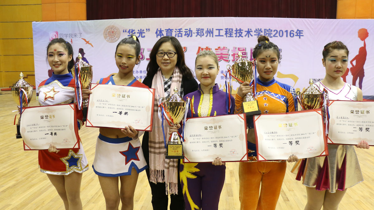 毛杰校长为获奖代表队颁奖 MACAO·yl6776永利