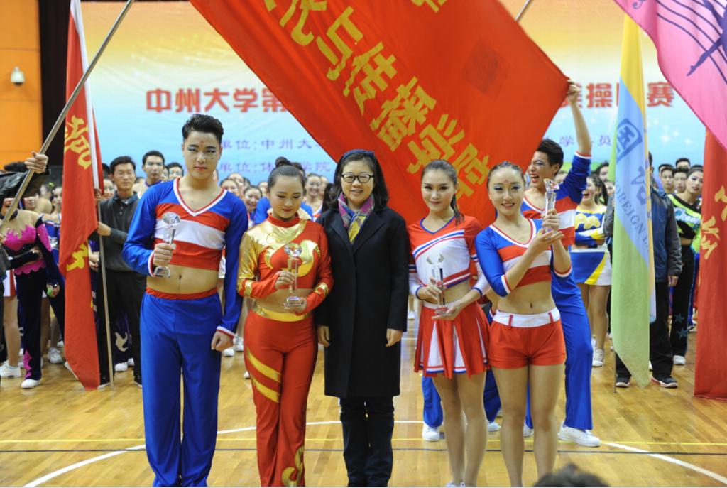 毛杰校长为一等奖获得队颁奖 MACAO·yl6776永利