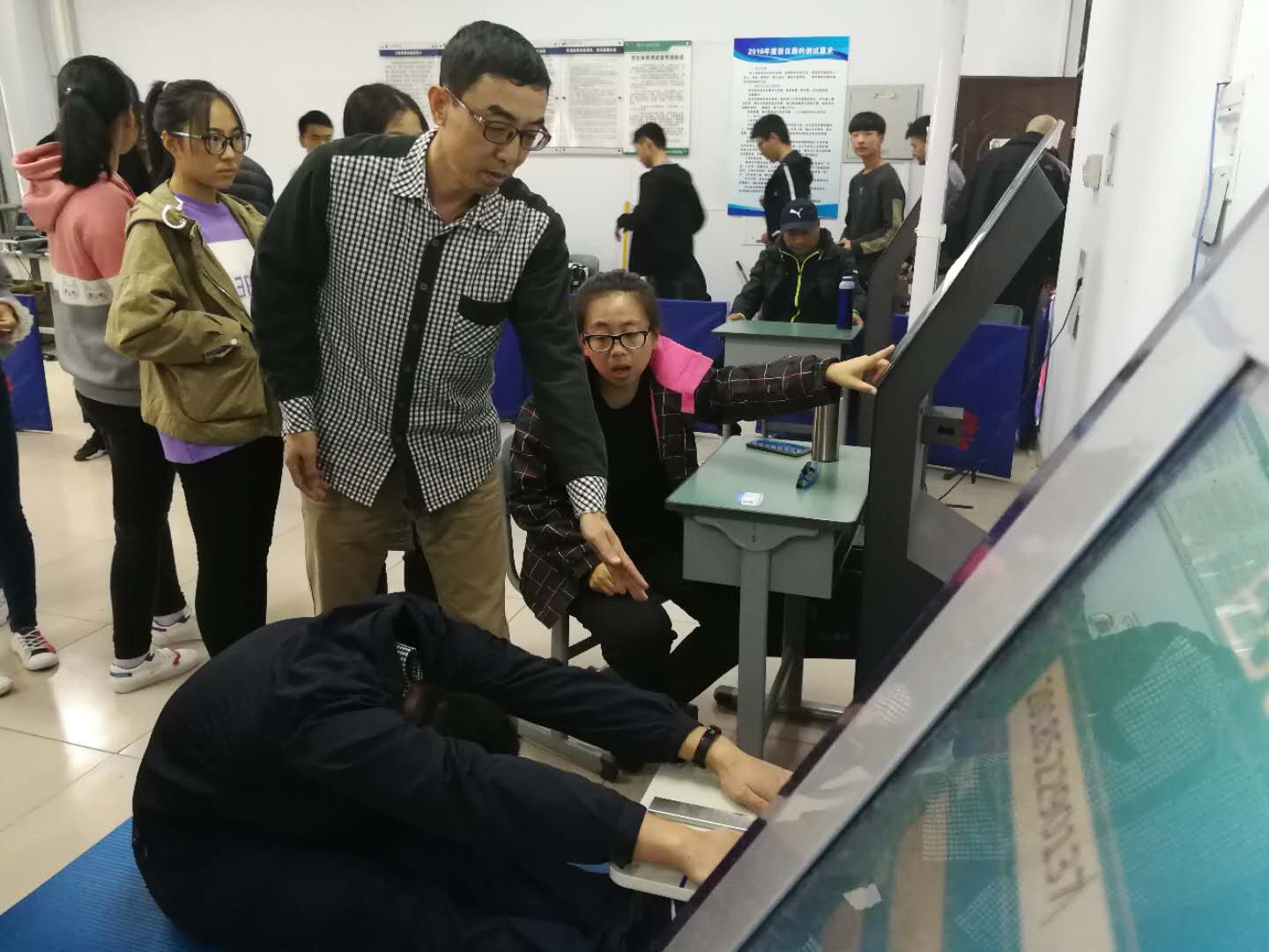 教师指导测试坐位体前屈 MACAO·yl6776永利
