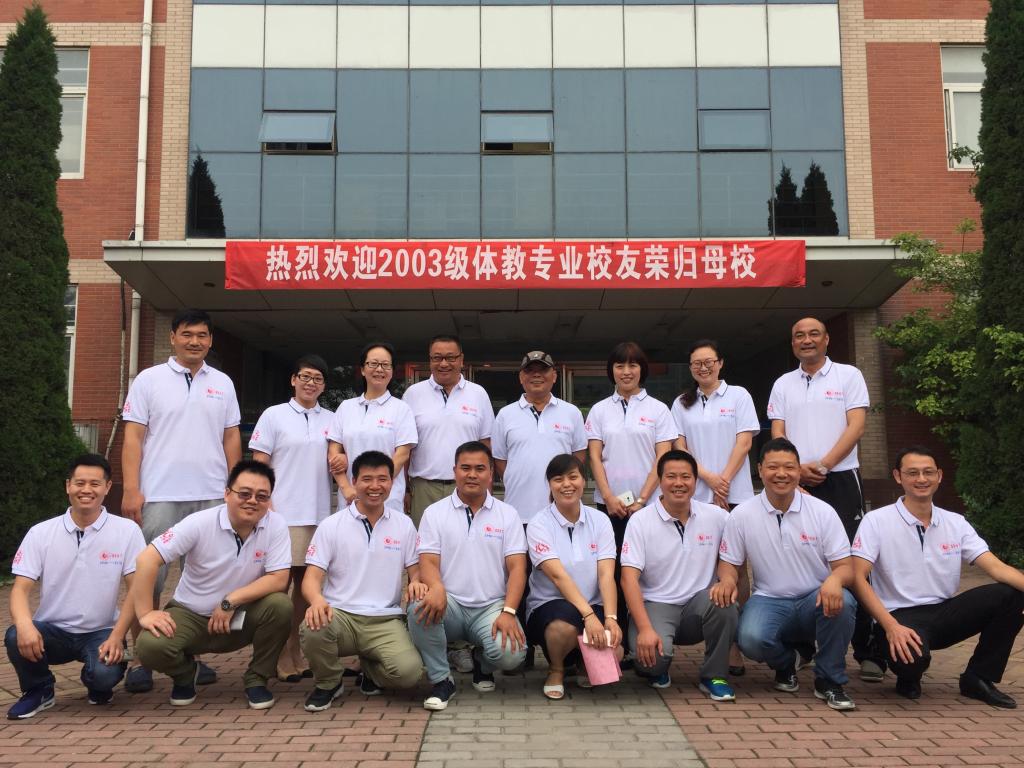 老师和校友代表在教学楼前合影 MACAO·yl6776永利