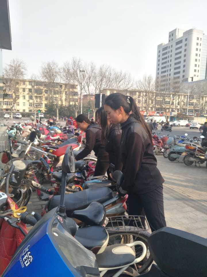 绿城广场摆放自行车 MACAO·yl6776永利