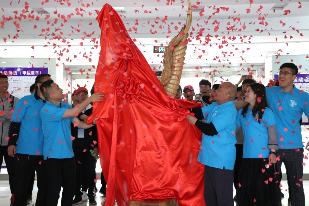 学院领导和校友共同为木雕揭幕 MACAO·yl6776永利