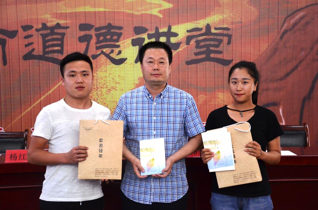优秀校友王伟强向学院学生代表捐赠书籍 MACAO·yl6776永利